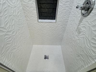 Shower with sculptural wave tile